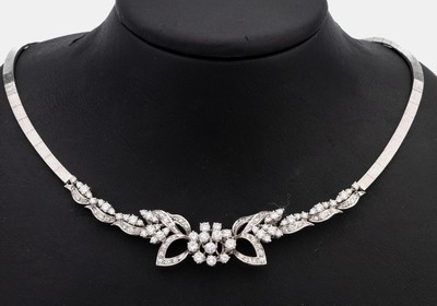 18 kt Gold Brillant-Collier, WG 750/000, florales Mittelteil bes. mit 100 Brillanten zus. ca. 5.0 ct feines Weiß/vs-si, Band in sat. ...