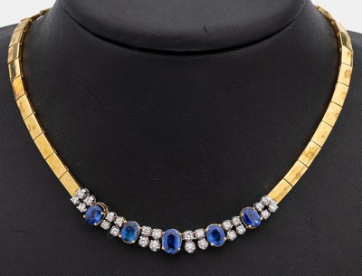 18 kt Gold Saphir-Brillant-Collier, GG/WG 750/000, Mittelteil bes. mit 5 ovalfacett. Saphiren zus. ca. 4.09 ct (grav.), im Wechsel mit 24 Brillanten ...