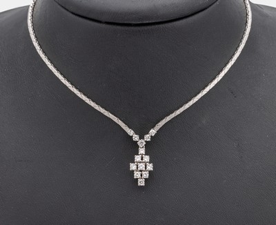14 kt Gold Brillant-Collier, WG 585/000, Oberfläche sat., Mittelteil bes. mit 14 Brillanten zus. ca. 0.60 ct Weiß/si, L. ca. 41cm, Kastenschloss ...
