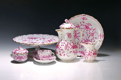 Kaffeeservice Indisch purpur, Meissen, 1930er Jahre und später, Porzellan, handbemalt, Goldstaffage, 11 Tassen mit UT, 12 Teller D. 18 cm, ...