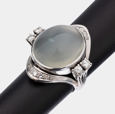 14 kt Gold Mondstein-Diamant-Ring, WG 585/000, hoch aufgebauter Ringkopf, ovaler Mondsteincabochon ca. 10.0 ct, 4 Brillanten und 10 8/8-Diamanten ...
