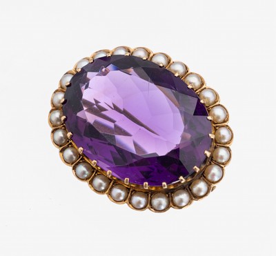 14 kt Gold Amethyst-Perl-Brosche, Idar- Oberstein um 1900, GG 585/000, ovalfacett. Amethyst von guter Farbe, Kranz aus Halbperlchen, ca. 12.7 g, ca. ...