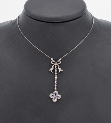 14 kt Gold Jugendstil Saphir-Diamant-Collier, RG 585/000 und Silber gepr., Schleifendekor, Abhängung mit Blumenmotiv, dekorativ, zierlich, L. ...