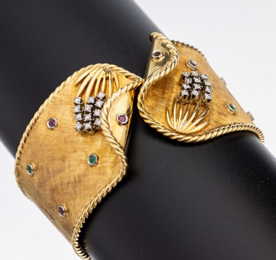 18 kt Gold Diamant-Farbstein-Armspange, GG 750/000, Oberfläche sat., Rand gekordelt, 24 8/8-Diamanten zus. ca. 0.30 ct Weiß/si, 4 rundfacett. ...