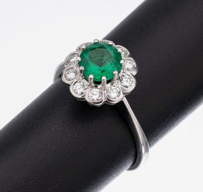 14 kt Gold Smaragd-Brillant-Ring, WG 585/000, mittig ein rundfacett. Smaragd ca. 1.25 ct von feiner Farbe, umgeben von 10 Brillanten zus. ca. 0.50 ...