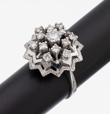 14 kt Gold Brillant-Ring, WG 585/000, blütenförm. Ringkopf, 13 Brillanten zus. ca. 1.0 ct Weiß/si, RW 54, ca. 7.2 g