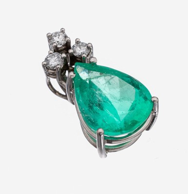 18 kt Gold Brillant-Smaragd-Anhänger, WG 750/000, 3 Brillanten zus. ca. 0.15 ct feines Weiß/si, facett. Smaragd-Tropfen ca. 3.32 ct, sehr schöne ...