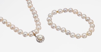14 kt Gold Zuchtperl-Diamant-Collier, WG 585/000, 59 weiße Zuchtperlen ca. 8 mm, schönes Lüster, Anhänger mit Perle umgeben von14 8/8-Diamanten ...
