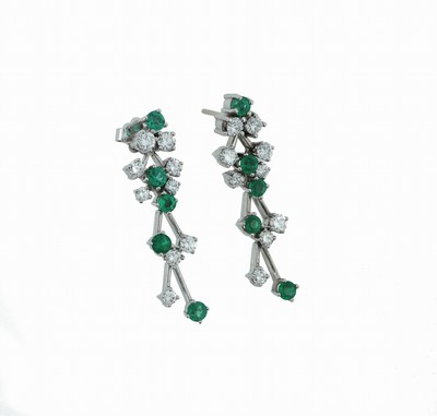 Paar 18 kt Gold Brillant-Smaragd-Ohrstecker, WG 750/000, 18 Brillanten zus. ca. 1.25 ct feines Weiß/vs, 10 rundfacett. Smaragde zus. ca. 0.50 ct, ...