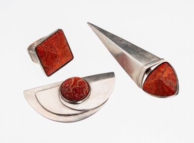 Korallen-Schmuckset, 925er Silber, Meistermarke unged., best. aus: 2 Anhänger und1 Ring 900er Silber, Einlage aus Schaumkoralle, RW 63, Versand nur ...