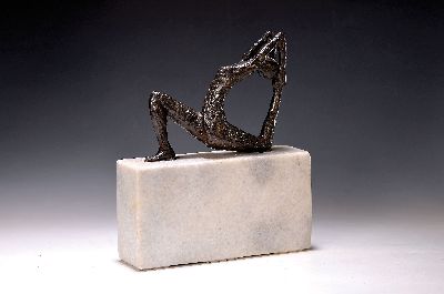 Bronzeskulptur, 2.Hälfte 20.Jh., patiniert, auf weißem Granitsockel, weiblicher Akt in akrobatischer Verrenkung, nonfinite Oberfläche
