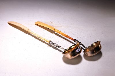 Zwei Soßenkellen aus Silber und Bein, 19.Jh. , 13 Lot, geschnitzte Griffe aus Bein, L. 35cm, ges. ca. 200g