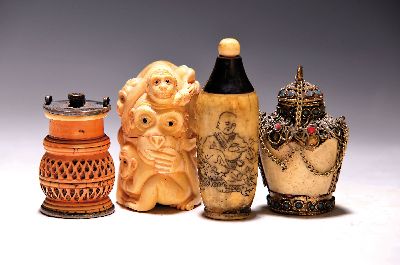 4 Snuffbottles aus Bein, Asien, 19./20.Jh., Bein/Holz/Metall, verschiedene Formen, Alterssp., H. 5-8 cm