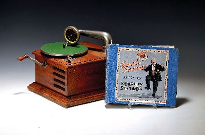 Grammophon Mignon Modell A, um 1910-20, Lindström England, Mignon-Mica Schalldose, Kurbelaufzug, Federwerk, Holzgehäuse, ca. 18x23x27cm, dazu 5 ...