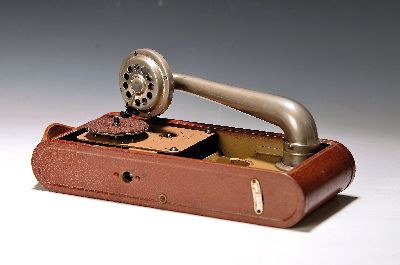 Reisegrammophon Thorens Excelda, Schweiz, um 1930, kleines schweizer Grammophon, lackiertes Metallgehäuse, Federmotor, zusammenlegbar, komplett mit ...