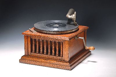 Grammophon Standard Talking Machine Modell E, Dearborn & Harrison Chicago, um 1920, Eichengehäuse mit orig. Aufkleber, Plattenteller für ...