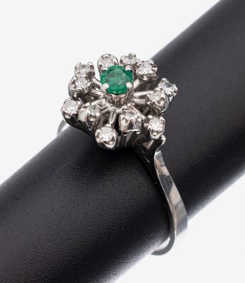 14 kt Gold Smaragd-Diamant-Ring, WG 585/000 gepr., mittig erhaben gefasster rundfacett. Smaragd ca. 0.10 ct, 12 8/8- Diamanten zus. ca. 0.25 ct ...