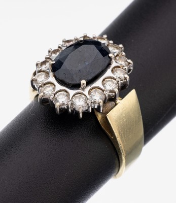 14 kt Gold Saphir-Brillant-Ring, GG/WG, Ringkopf WG, mittig erhaben gefasster ovalfacett. Saphir ca. 2.40 ct, 14 Brillanten zus. ca. 0.70 ct ...