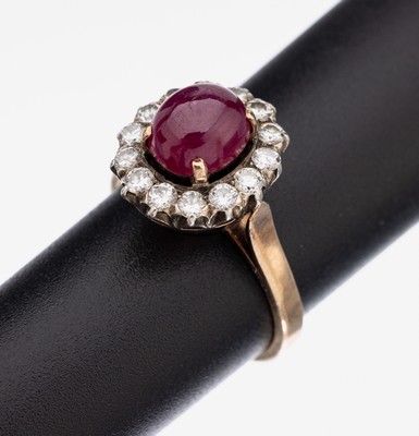 14 kt Gold Rubin-Brillant-Ring, GG 585/000 gepr., mittig ovaler Rubin-Cabochon ca. 2.0 ct, umgeben von 14 in Silber gefasste Brillanten zus. ca. ...