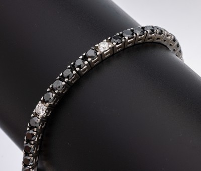 18 kt Gold Diamant-Armband, WG 750/000, 33 schwarze 8/8-Diamanten zus. ca. 6.60 ct (beh.), 7 Brillanten zus. ca. 1.40 ct Weiß/si-p1, L. ca. 18 cm, ...