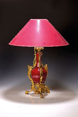 Tischlampe, Frankreich, um 1900, Keramikkorpus mit vergoldeter Bronzemontur, eine Brennstelle, alte Elektrifizierung nicht geprüft, roter ...