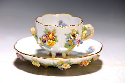Mokkatasse mit UT, Meissen, um 1890, Porzellan, feine bunt staffierte Blüten -Applikationen, Streublumendekor, Goldrand, Pressmarke 157, D. UT 10,5 ...
