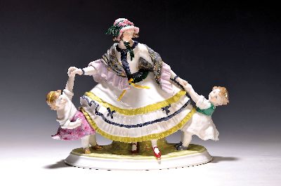 Figurengruppe, Ens, Volkstedt, 20.Jh., Porzellan, farbig staffiert, Dame mit im Spiel mit zwei Kindern, Plinthe mit min. Chip