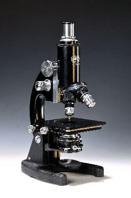 Mikroskop, Winkel-Zeiss, Göttingen, 1946-89, Nr. 74279, Okkulare x6 und x12, vier verschiedene Optiken, Päckchen Objektträger, in Holzkasten