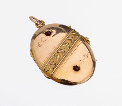 14 kt Gold Medaillon-Anhänger, Russland um 1890-1900, GG/RG 583/000, grav., Blüten mitrundfacett. Granaten, Oberfläche verbeult, ca.6.4 g