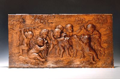 Relief, wohl deutsch, Anfang 20. Jh., spielende Putto mit Ziegenbock und Maske, Lindenholz geschnitzt, 32 x 64 cm