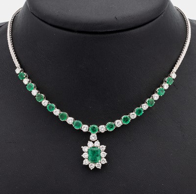 18 kt Gold Smaragd-Brillant-Collier, WG 750/000, Mittelteil mit bewegl. Abhängung, 13 rundfacett. Smaragde und 1 Smaragd im Treppenschliff zus. ca. ...