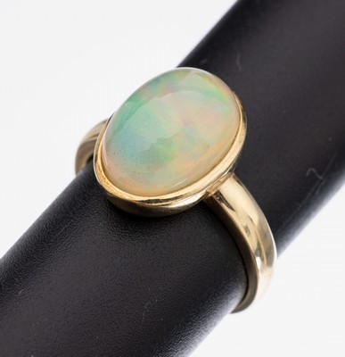 9 kt Gold Opal-Ring, GG 375/000, ovaler Opal-Cabochon ca. 2.50 ct, Farbspiel in Grün, Rot und Gelb, RW 60, ca. 4.2 g