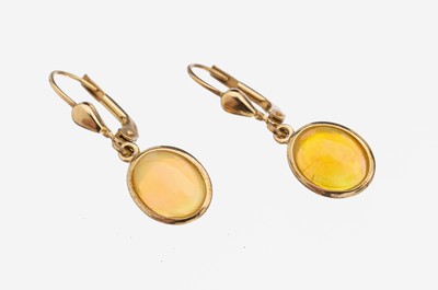 Paar 9 kt Gold Opal-Ohrhänger, GG 375/000, bewegl. Abhängung mit 2 ovalen Opal-Cabochons zus. ca. 2.0 ct, Farbspiel im Grün und Rot, L.ca. 2.5 ...