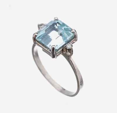 18 kt Gold Aquamarin-Brillant-Ring, WG 750/000, mittig Aquamarin im Treppenschliff ca. 2.50 ct, 2 Brillanten zus. ca. 0.06 ct Weiß/si, RW 60, ca. ...