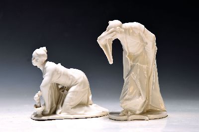 2 Porzellanfiguren, Nymphenburg, Entw. Franz Anton Bustelli, Weißporzellan, Modellnr. 154, Chinese grüßend H. 15 cm; Modellnr. 182 opfernde ...
