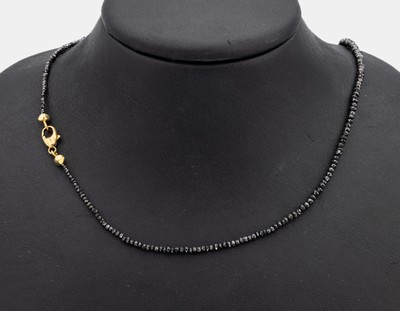 Diamant-Collier mit 14 kt Gold Schließe, GG585/000, facett. schwarze Diamanten (beh.) im Verlauf, L. ca. 45 cm, Karabinerschließe