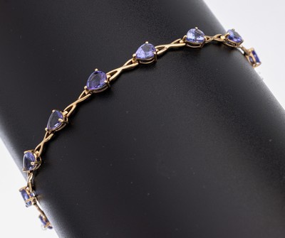 9 kt Gold Tansanit-Armband, GG 375/000, 14 facett. Tansanit-Tropfen zus. ca. 3.0 ct, L. ca. 19 cm, Magnetschließe, ca. 5.1 g