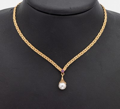 8 kt Gold Perl-Rubin-Collier, GG 333/000, Mittelteil mit bewegl. abgehängter Zuchtperle,D. ca. 7.3 mm, kl. rundfacett. Rubin, L. ca. 44.5 cm, ...