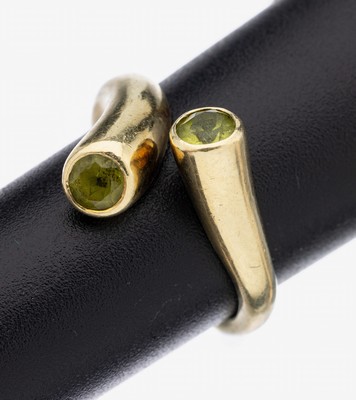 14 kt Gold Peridot-Ring, GG 585/000, 2 rundfacett. Peridots, RW 51, ca. 5 g