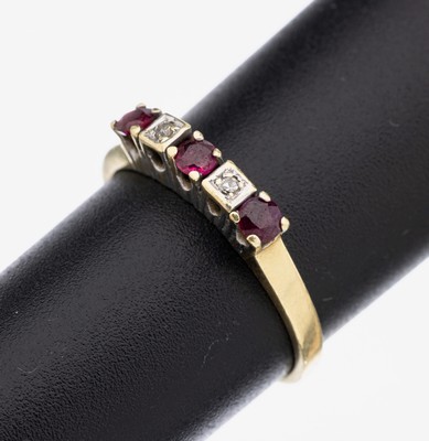 14 kt Gold Rubin-Diamant-Ring, GG/WG 585/000, 3 rundfacett. Rubine zus. ca. 0.10 ct2 8/8-Diamanten zus. ca. 0.04 ct Weiß/si, RW 52, ca. 1.8 g