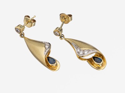 Paar 14 kt Gold Saphir-Brillant-Ohrstecker, GG 585/000 part. sat., längliche bewegl. Abhängung, 2 facett. Saphir-Tropfen zus. ca. 0.10 ct, 8 ...