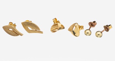 Konvolut 3 Paar 14 kt Gold Ohrstecker, GG 585/000, 1 x schlichte kl. Kugeln, D. ca. 4.9 mm, 1 x abstrakt geschwungen, und 1 x sat., ca. 4.8 g
