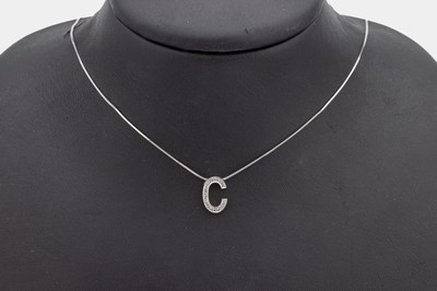 14 kt Gold Diamant-Anhänger "C", WG 585/000, 15 8/8-Diamanten zus. ca. 0.08 ct (grav.) Weiß/si, an Kette, WG 585/000, L. ca. 42 cm, kl. ...