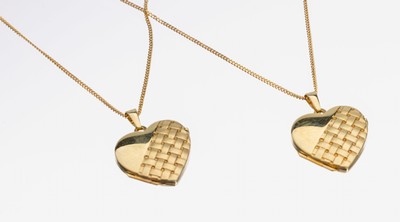 Set 2 8 kt Gold Medaillons, GG 333/000, herzf., Oberfläche part. strukt., aufklappbar mit Platz für jeweils 2 Fotografien, ca. 2.5 x1.9 cm, ...