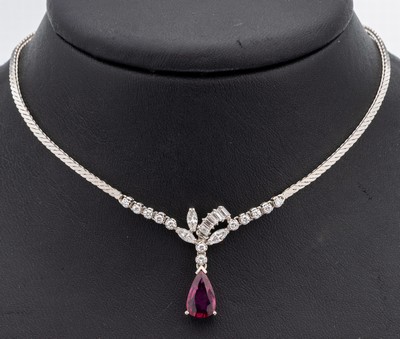 14 kt Gold Diamant-Rubin-Collier, WG 585/000 gepr., Mittelteil mit 12 Brillanten, 3Diamant-Navettes und 6 Diamant-Baguettes zus. ca. 1.20 ct feines ...