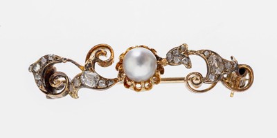 14 kt Gold Diamant-Perl-Brosche, um 1880-1900, GG 585/000 gepr., geschwungen, 2 Altschliffdiamanten und 20 Diamantrosen zus. ca. 0.80 ct ...