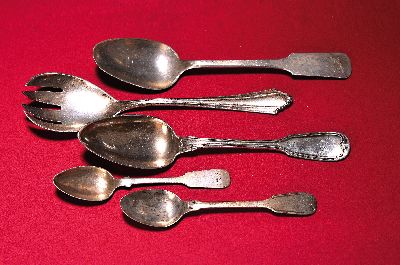 4 Löffel und eine Salatgabel, deutsch, 19.Jh. , 2 Kaffeelöffel 1x Hamburg 19.Jh. nachdatiert 1880; 2 Menülöffel: 1x 18./19.Jh 13 Lot Meistermarke ...