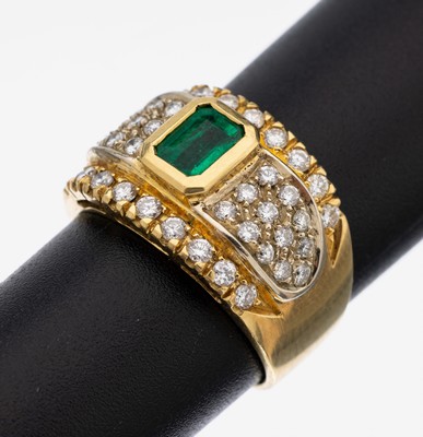 18 kt Gold Smaragd-Brillant-Ring, GG 750/000, mittig Smaragd im Treppenschliff ca. 0.20 ct, 42 Brillanten zus. ca. 0.60 ct feines Weiß-Weiß/si, RW ...