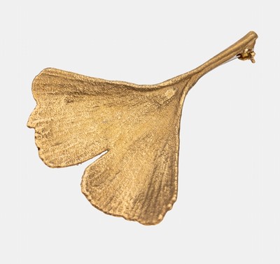 18 kt Gold Brosche, "Ginkgoblatt", GG 750/000, fein strukt., L. ca. 5 cm, ca. 7.7 g