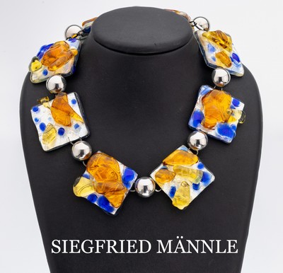 Collier, SIEGFRIED MÄNNLE (1912-2005), 1980er Jahre, 8-Schmuckplatten, Silberfolie im Relief als Glasemail aufgefasst, Verbindungsstücke zwischen ...